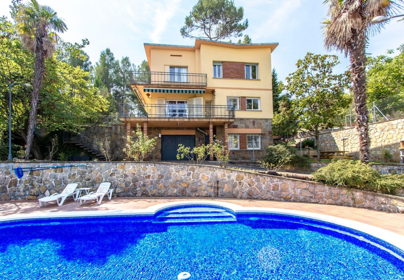 Villa en Corbera de llobregat - Elegante Villa de Montaña a sólo 30 km de Barcelona