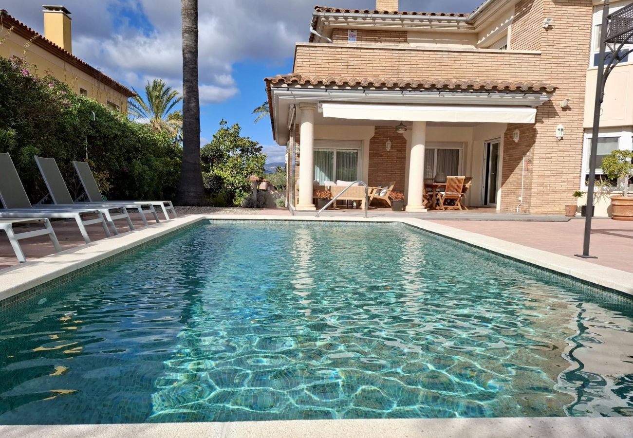 Villa en Reus - Villa Reus: Port Aventura, Golf y Costa Dorada