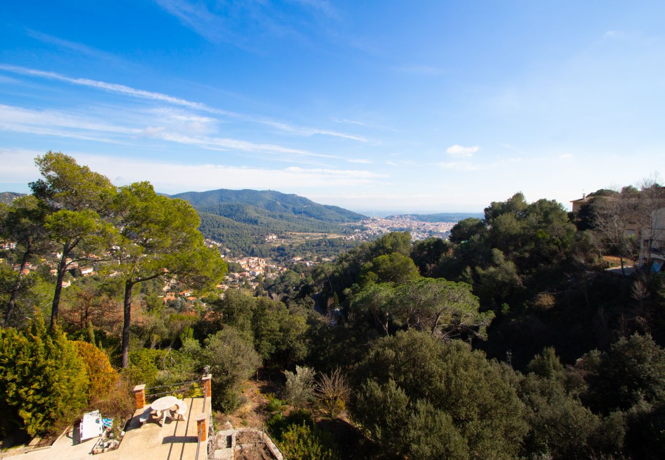 Villa en Castellar del Vallés - Escapada a la montaña con vistas 40km de Barcelona