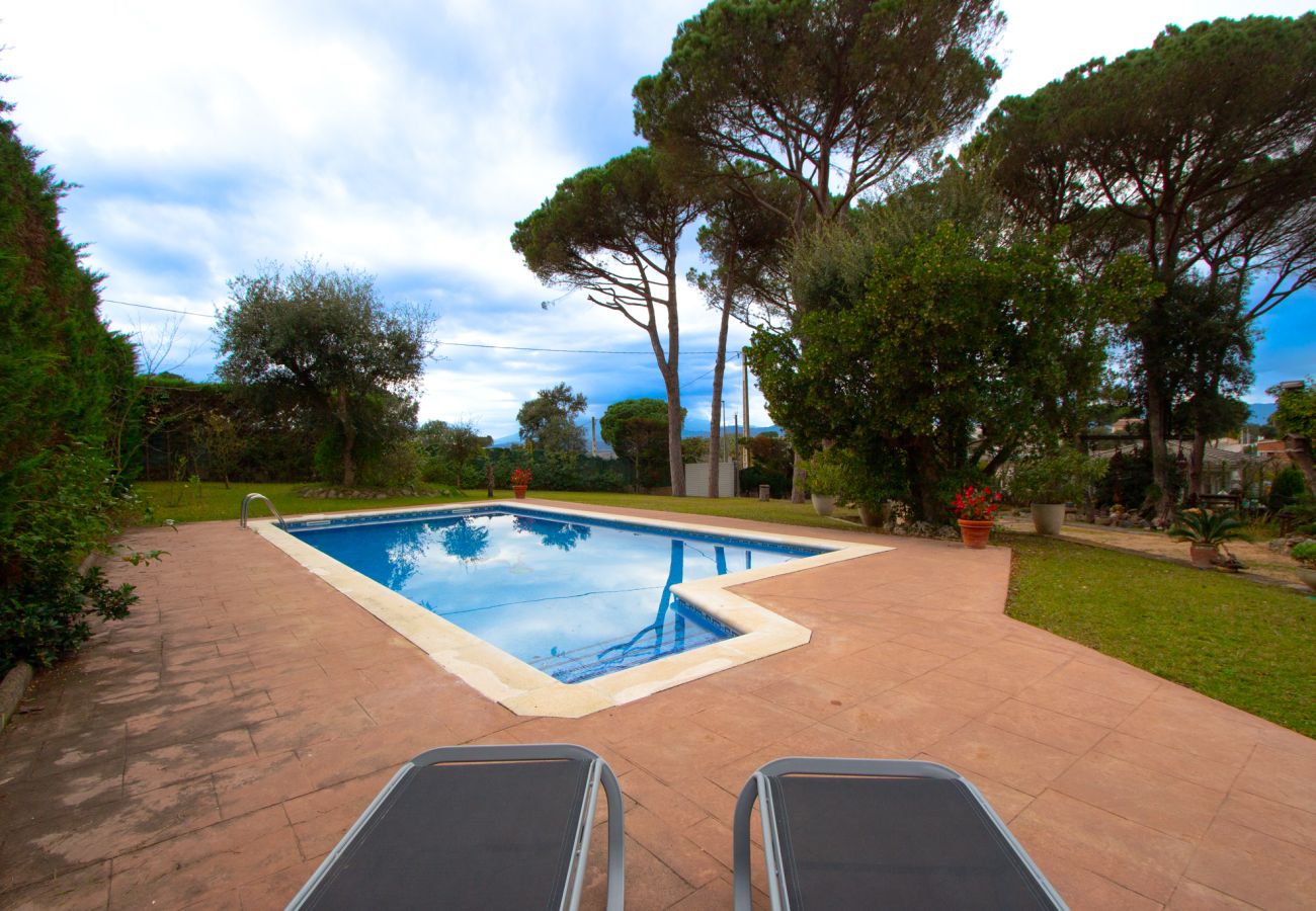 Villa en Sils - Espaciosa casa de campo en Costa Brava, relájate!