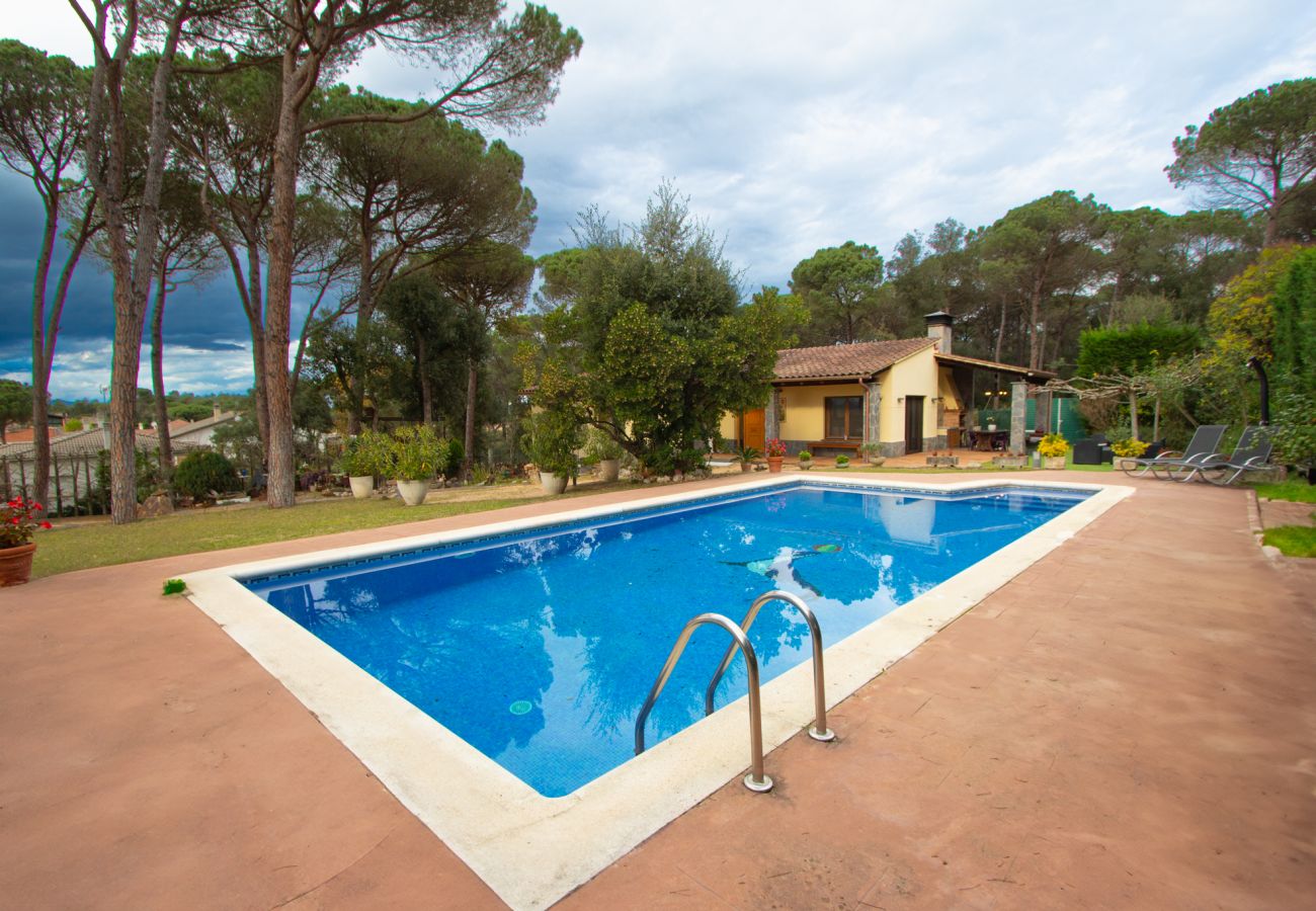 Villa en Sils - Espaciosa casa de campo en Costa Brava, relájate!