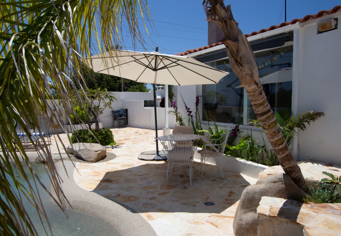Villa à La Pobla de Montornés - Oasis tropicale Costa Dorada avec piscine privée