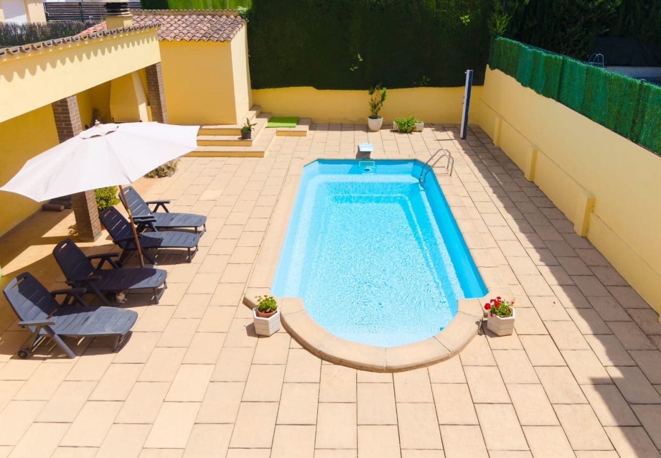 Villa in Gerona/Girona - Oasis with private pool near lake and Dali Museum! 