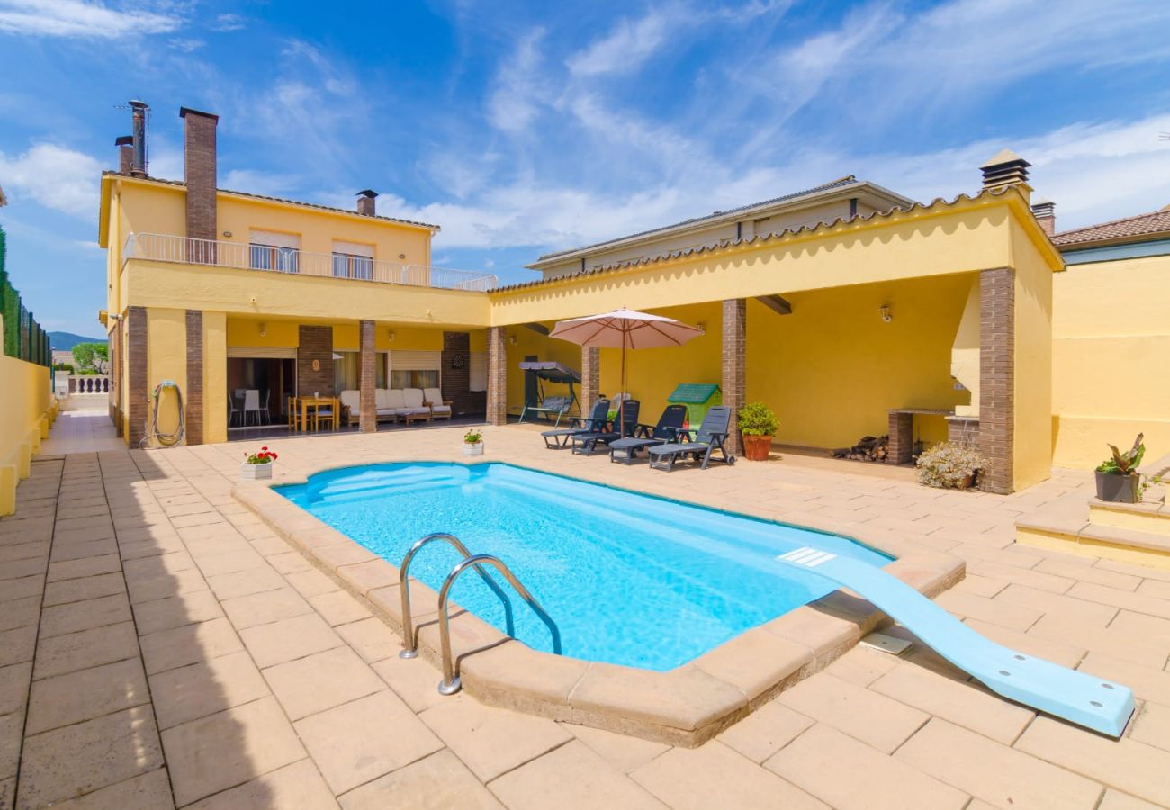 Villa in Gerona/Girona - Oasis with private pool near lake and Dali Museum! 