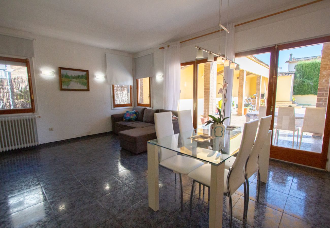 Villa in Gerona/Girona - Oasis with private pool near lake and Dali Museum! 