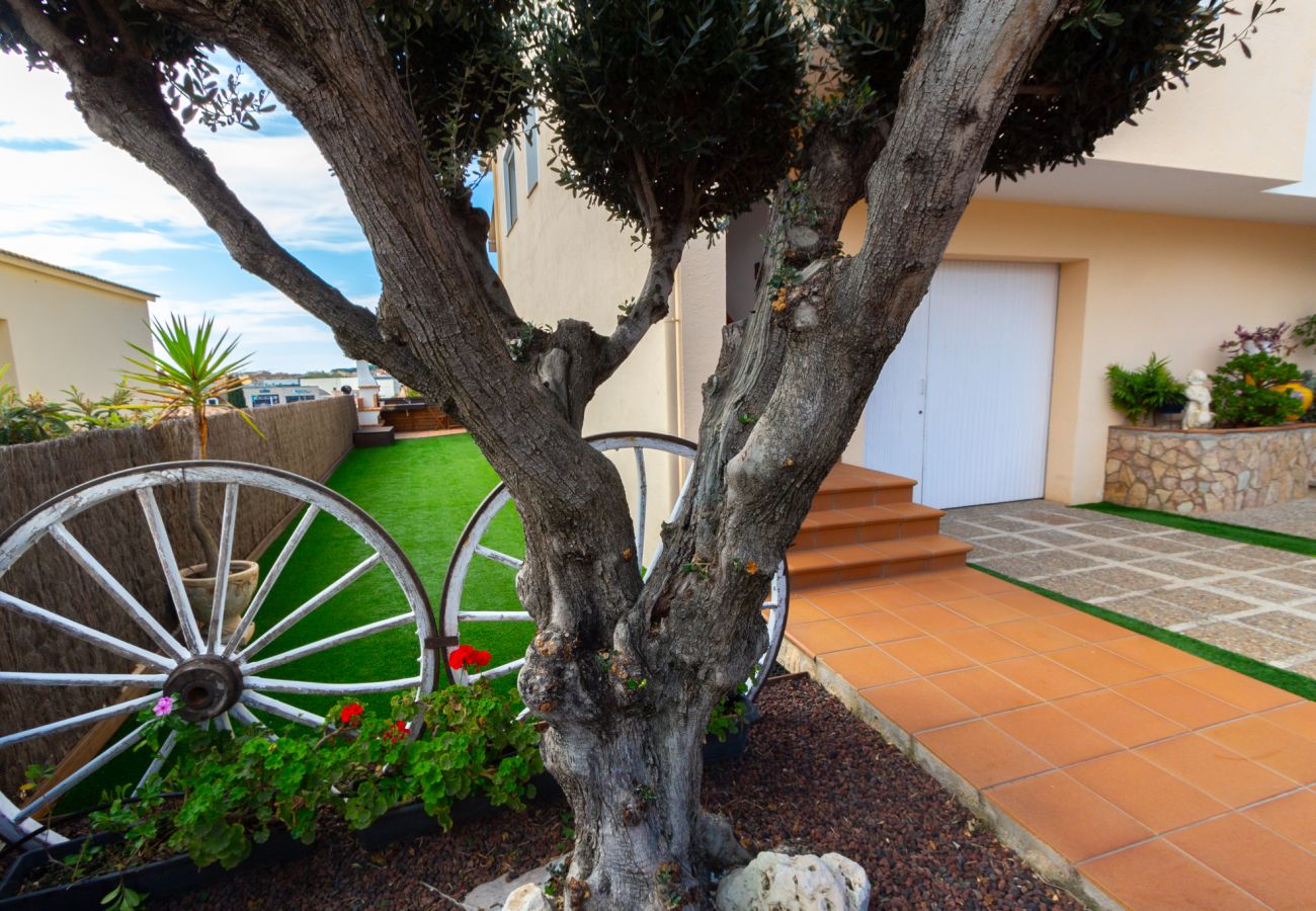 Villa in Pineda de Mar - Cozy beach town villa for 8 - no car necessary!