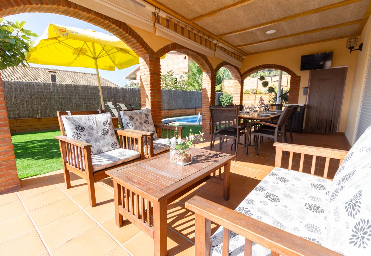 Villa in Pineda de Mar - Cozy beach town villa for 8 - no car necessary!