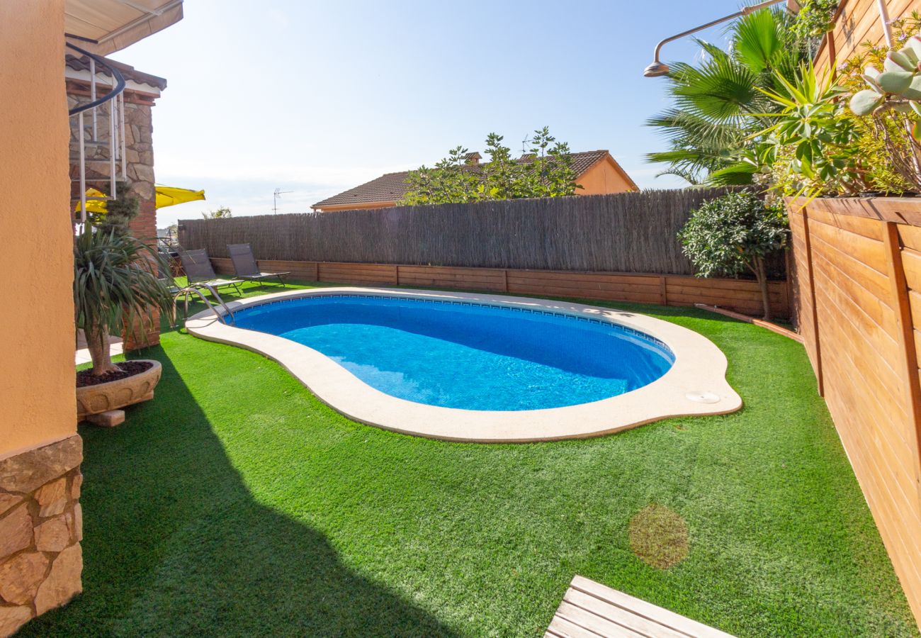 Villa in Pineda de Mar - Cozy beach town villa for 8 - no car necessary!