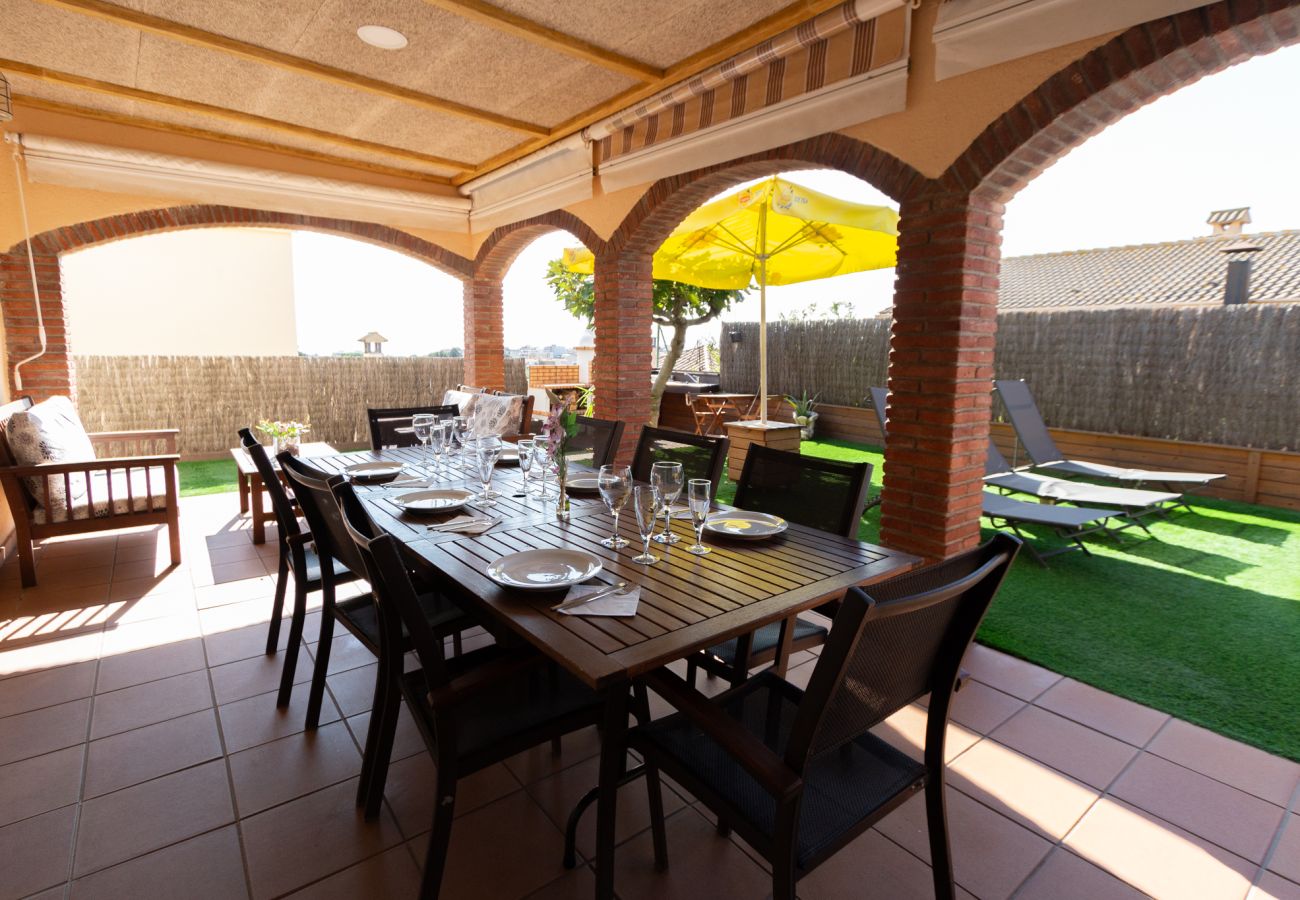 Villa in Pineda de Mar - Cozy beach town villa for 8 - no car necessary!