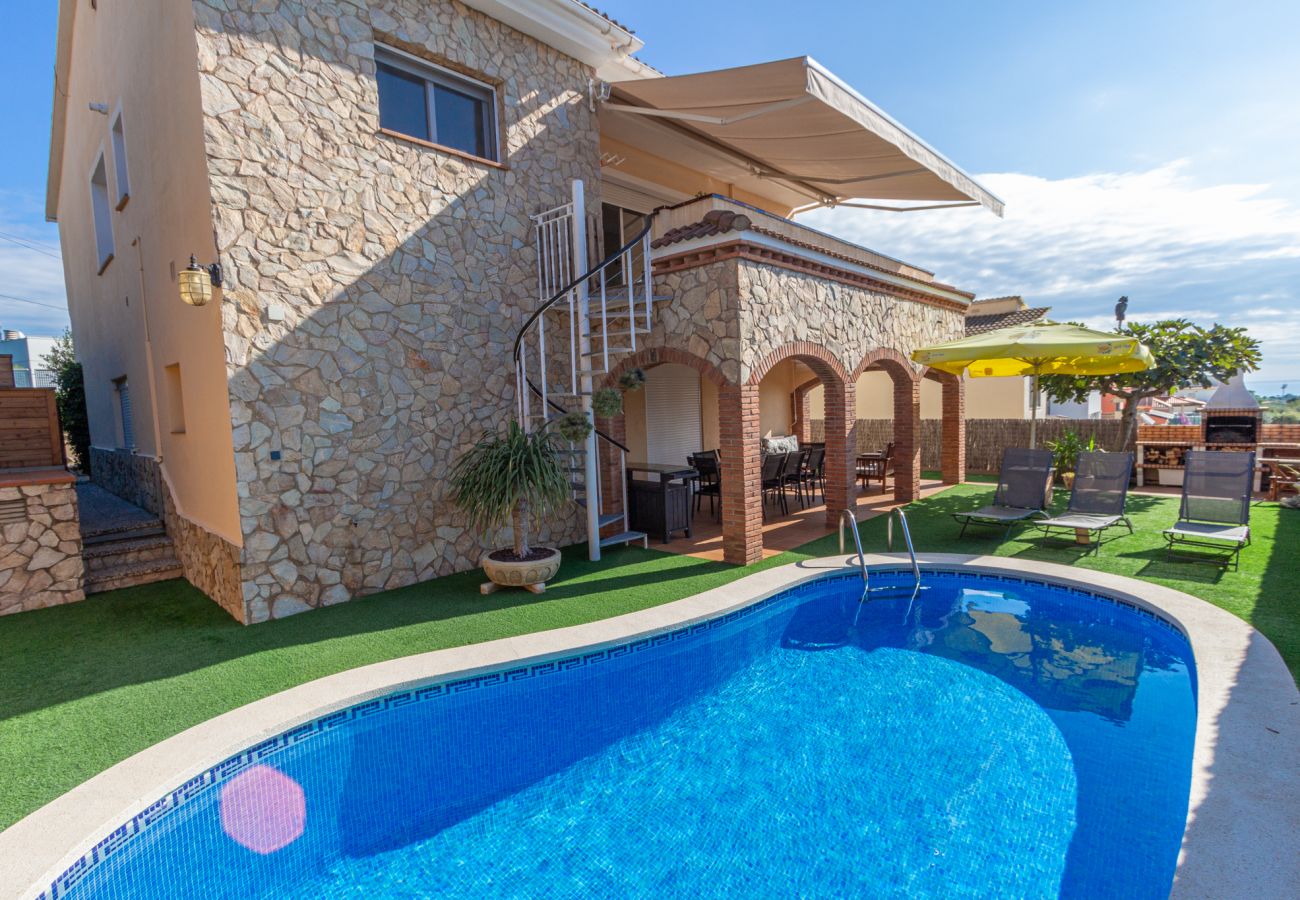 Villa in Pineda de Mar - Cozy beach town villa for 8 - no car necessary!