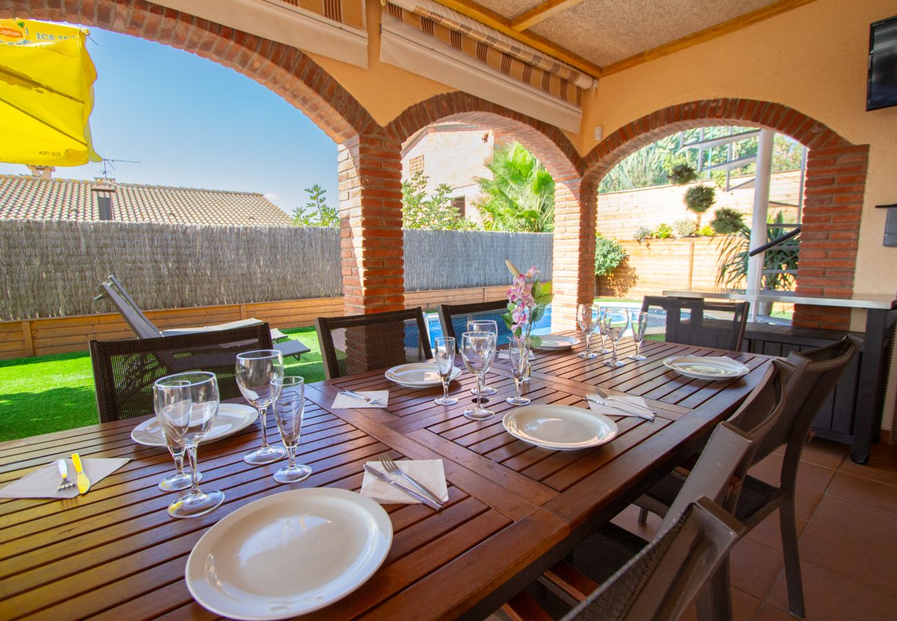 Villa in Pineda de Mar - Cozy beach town villa for 8 - no car necessary!