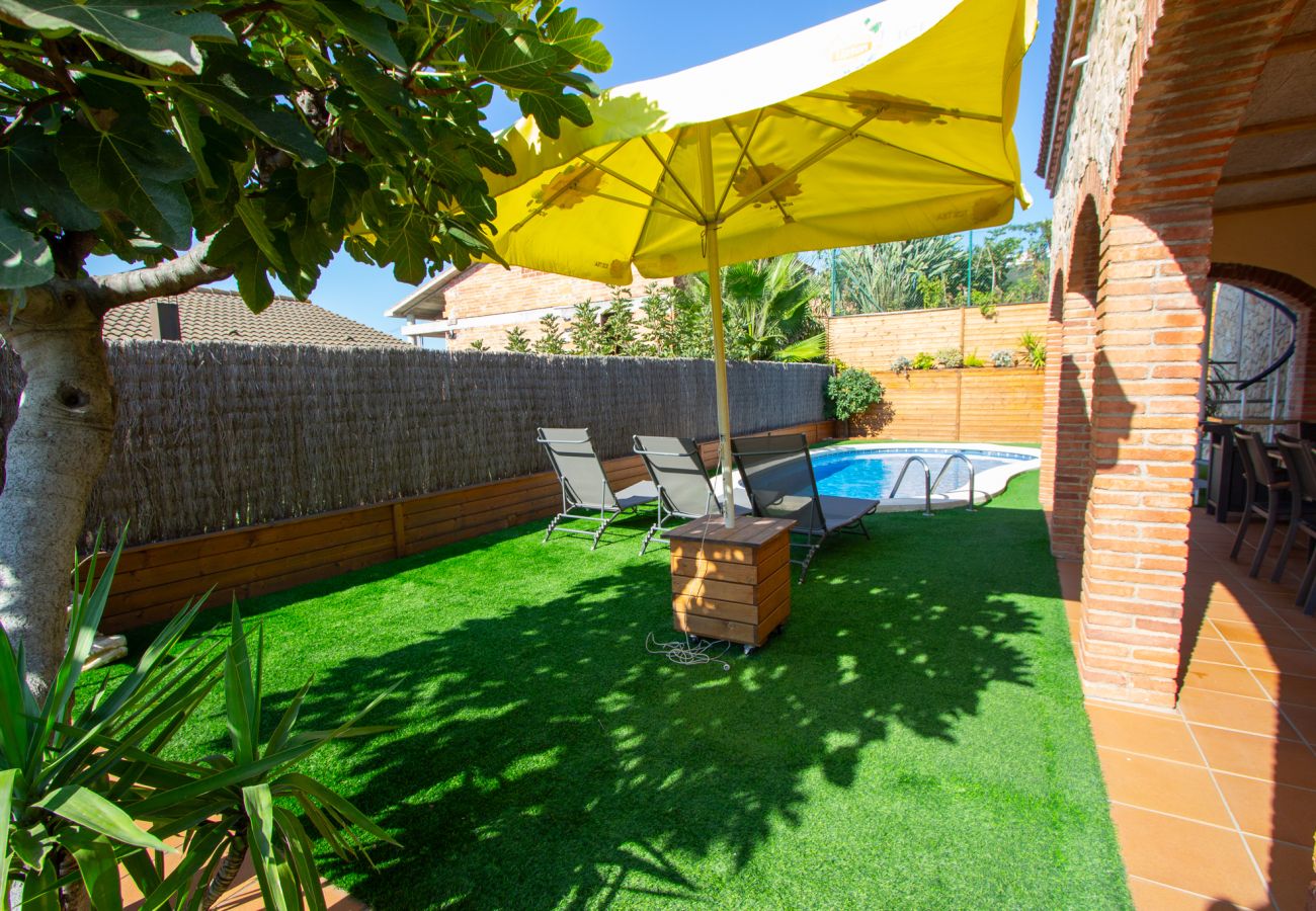 Villa in Pineda de Mar - Cozy beach town villa for 8 - no car necessary!