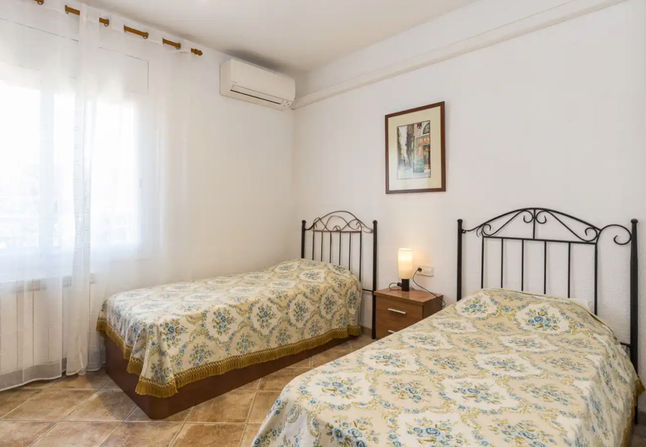 Villa in Cunit - Traditional Elegance 1km to beach