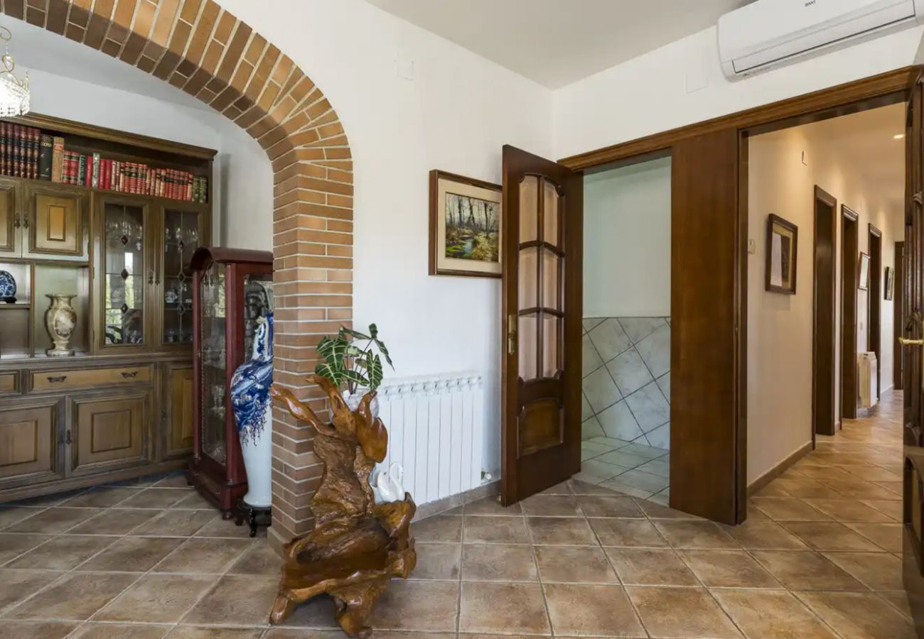 Villa in Cunit - Traditional Elegance 1km to beach