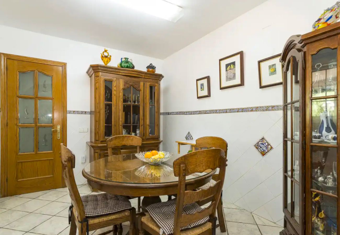 Villa in Cunit - Traditional Elegance 1km to beach