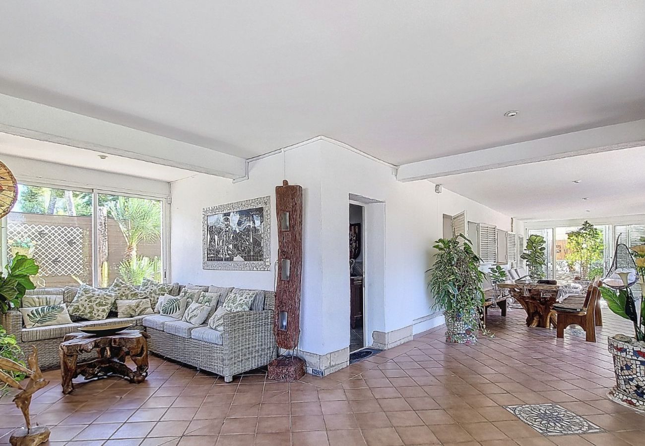 Villa in Cunit - Traditional Elegance 1km to beach