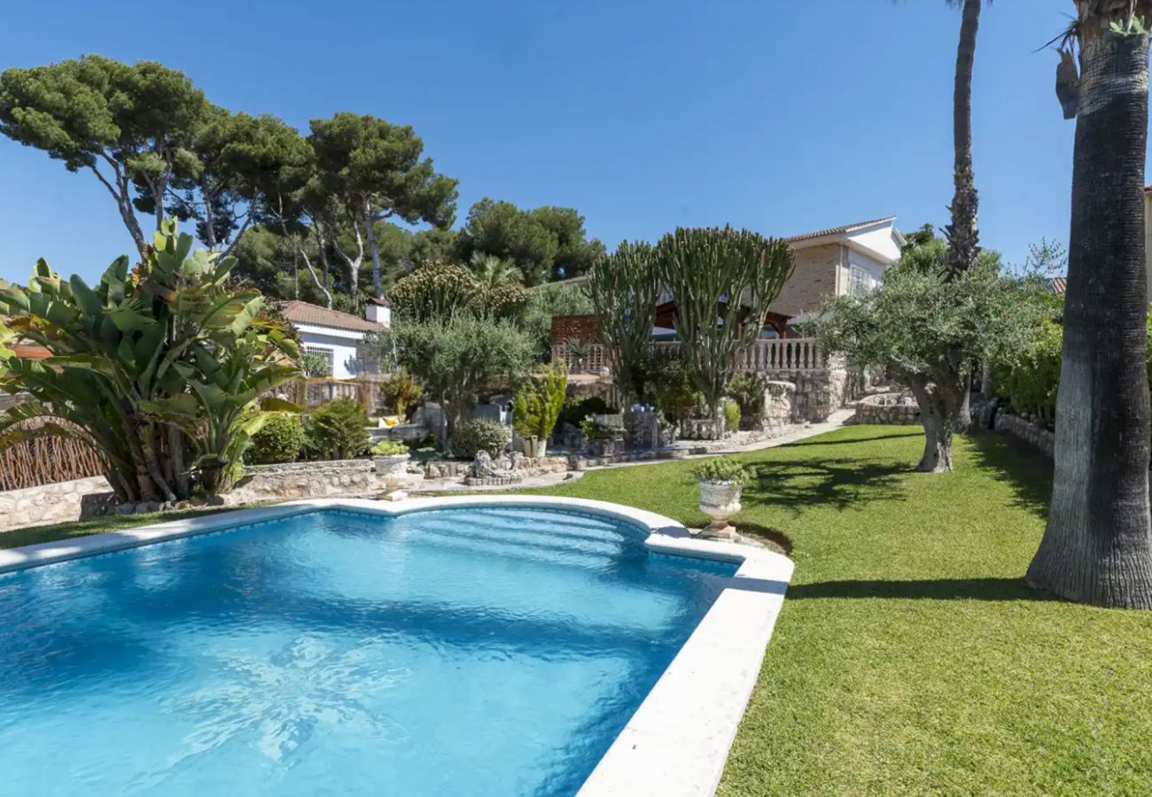 Villa in Cunit - Traditional Elegance 1km to beach